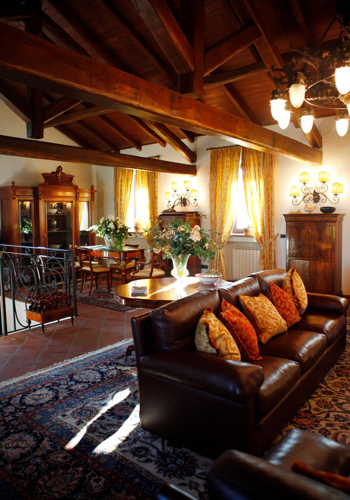 Business hall atmosphere with leather sofas, exposed beams and period furnishings, in the Antico Mulino