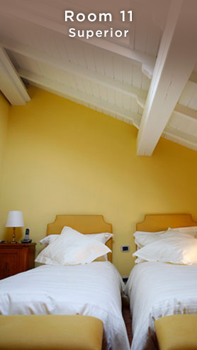 Dalia Superior Room with warm ochre tones and antique furnishings