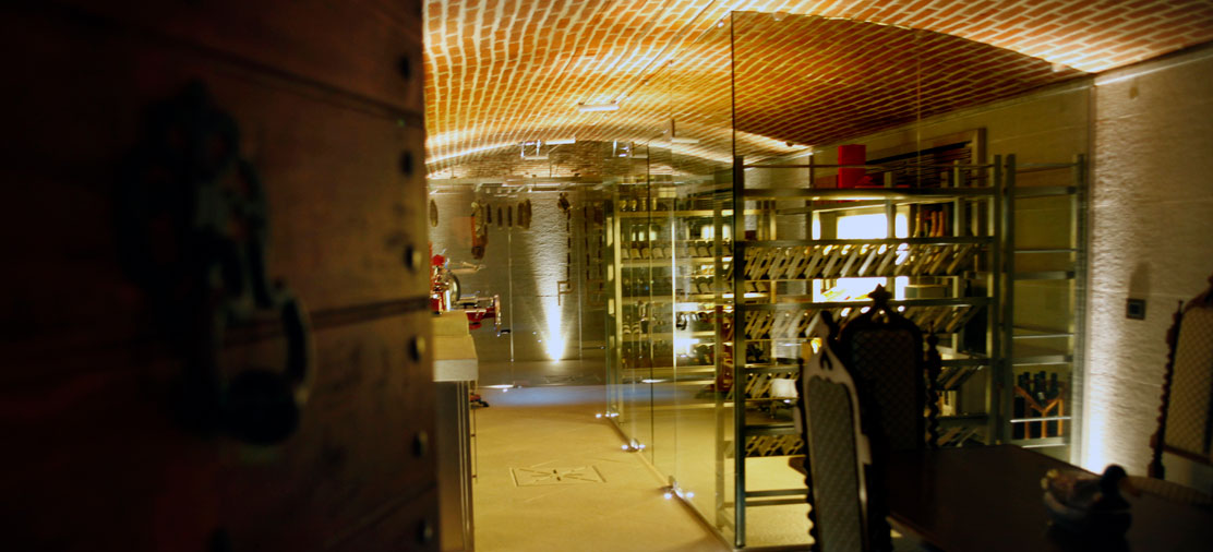 Cantina con soffitto a volta e mattoni a vista per degustazioni alla Torre dei Canonici, Novara