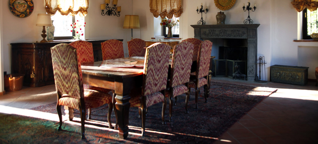 Sala da pranzo con camino e arredi d'epoca nella Residenza di Charme, Lumellogno