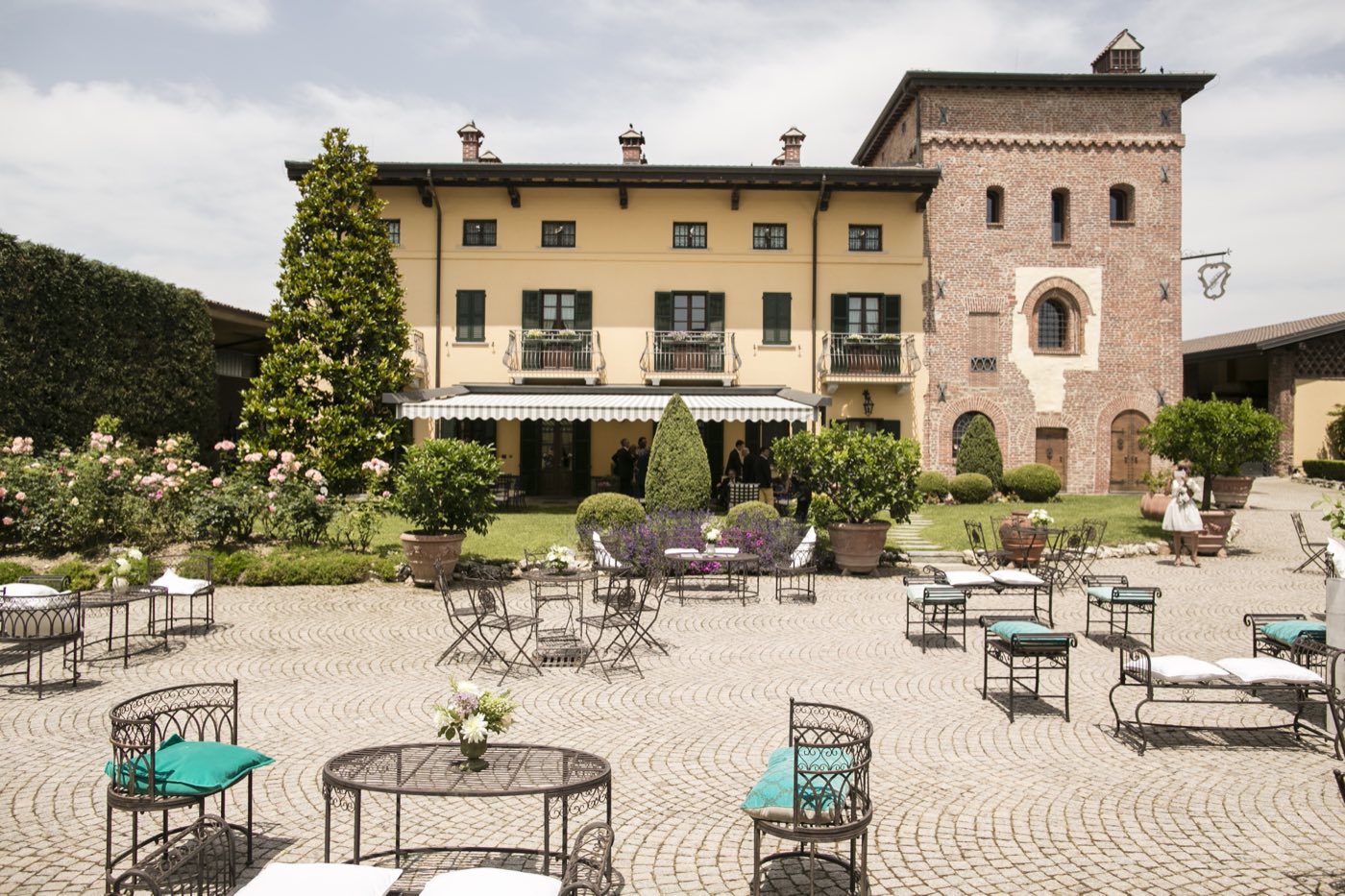 Allestimento per matrimonio nel cortile della Torre dei Canonici, location eventi Novara