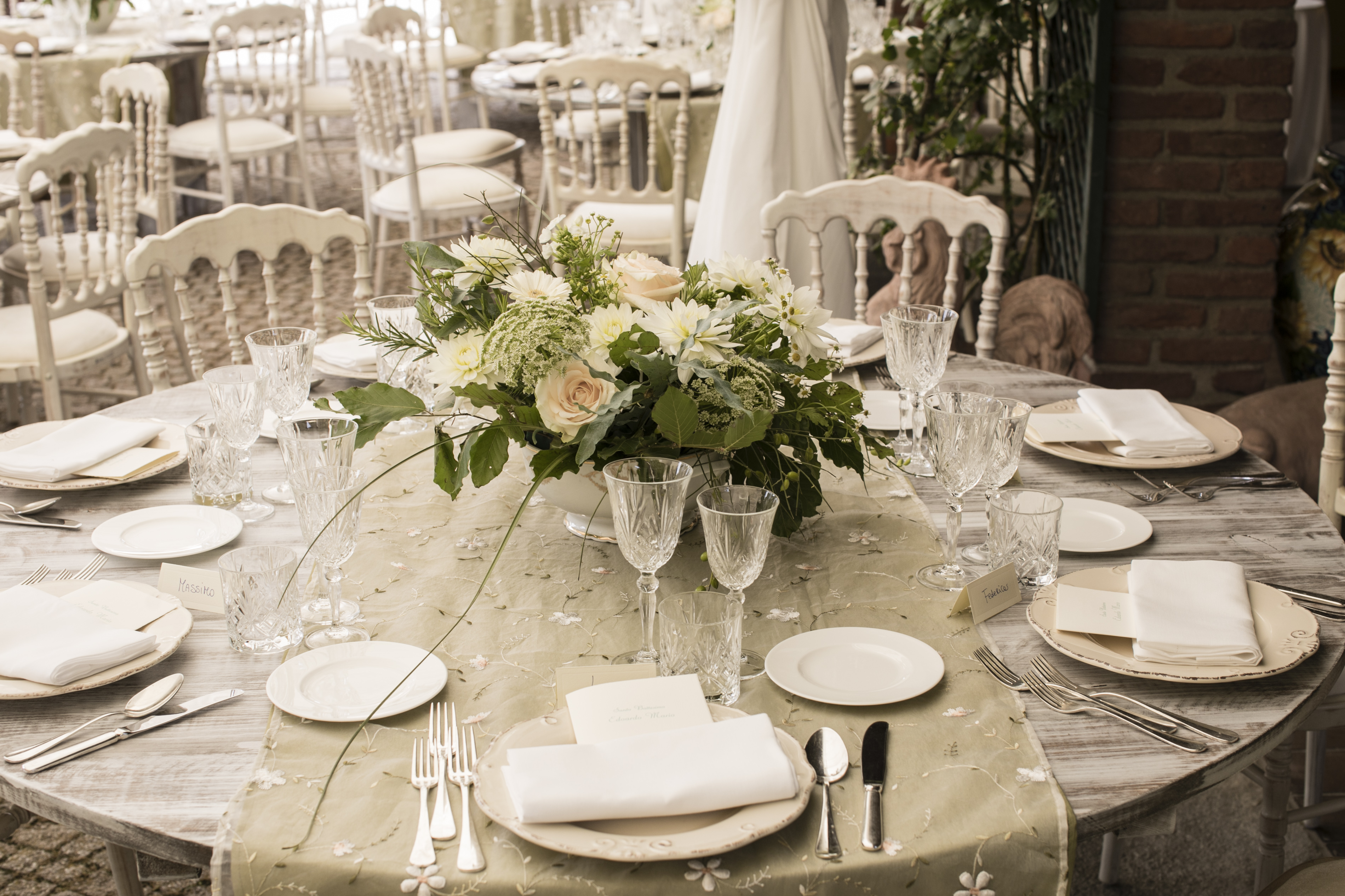 Mise en place elegante con centrotavola di fiori, nella dimora storica di Lumellogno