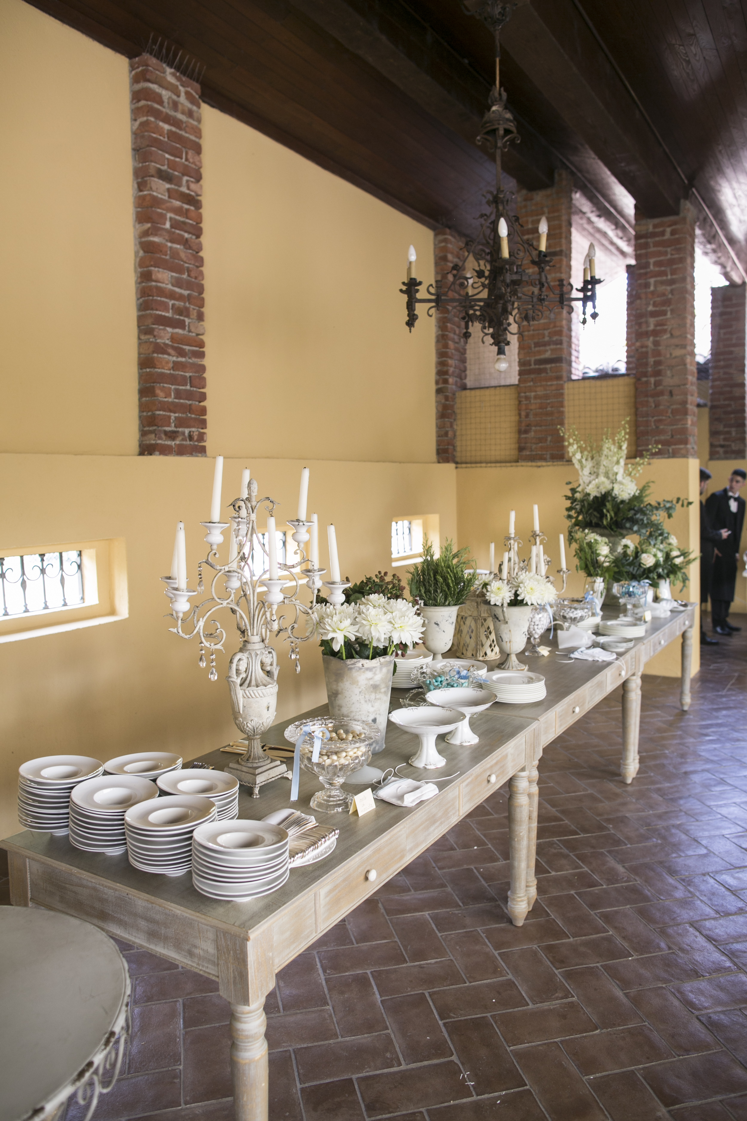 Buffet nell'Antico Mulino con candelabri, per matrimoni ed eventi nella dimora di charme