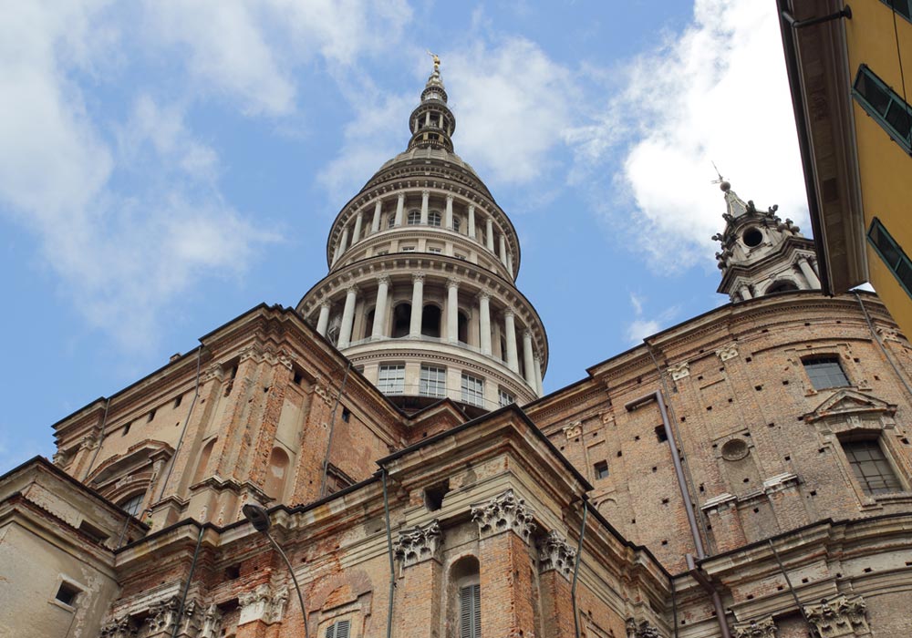 La cupola di San Gaudenzio vista dal basso, tra mattoni rossi e cielo novarese