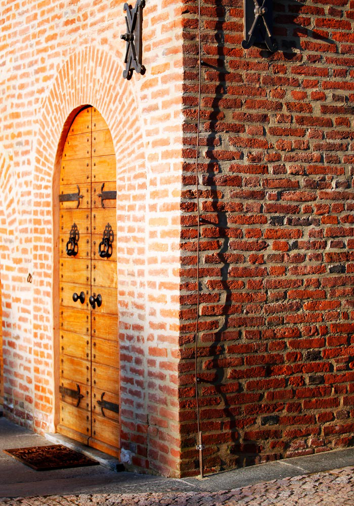 L'arco ogivale della Torre dei Canonici — dimora storica del 1400 a Lumellogno, Novara