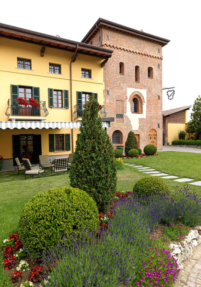 Dettaglio in mattoni della Torre medievale di Lumellogno, Novara