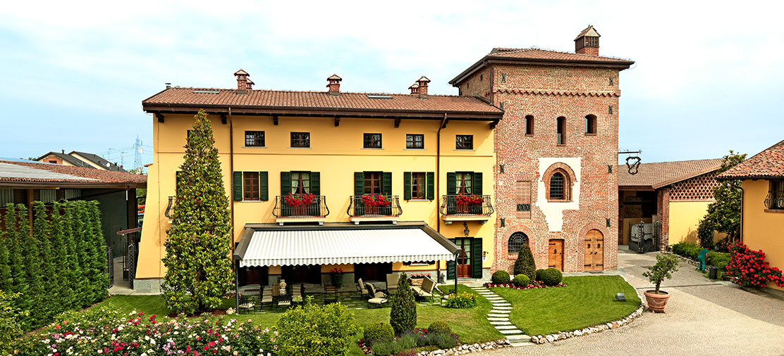 Giardino curato con portico coperto e vista sulle risaie