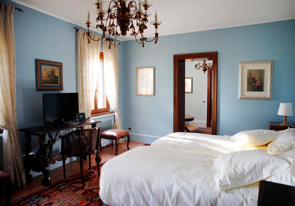 Camelia Suite, elegant furnishings in the charme residence