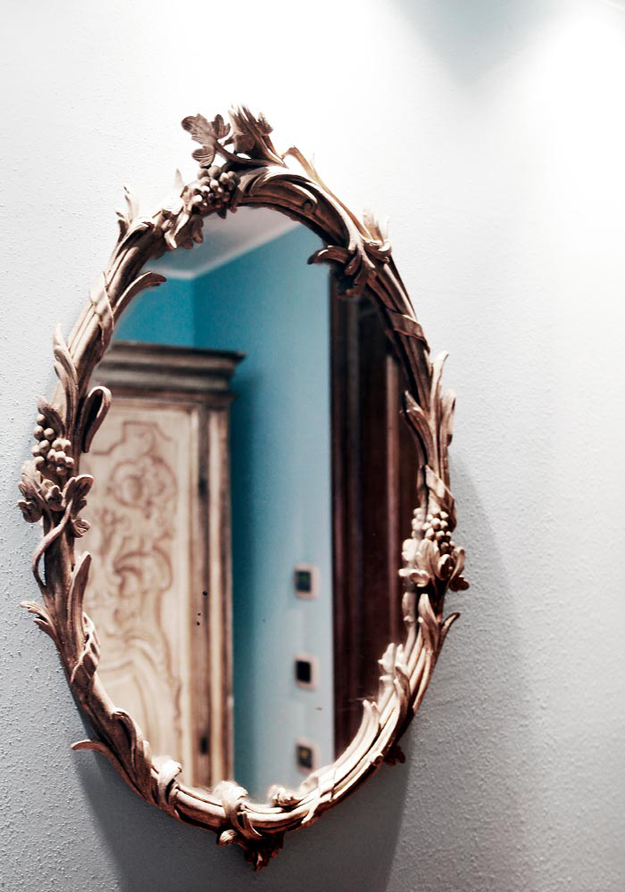 Violetta Superior, touches of colour on white walls