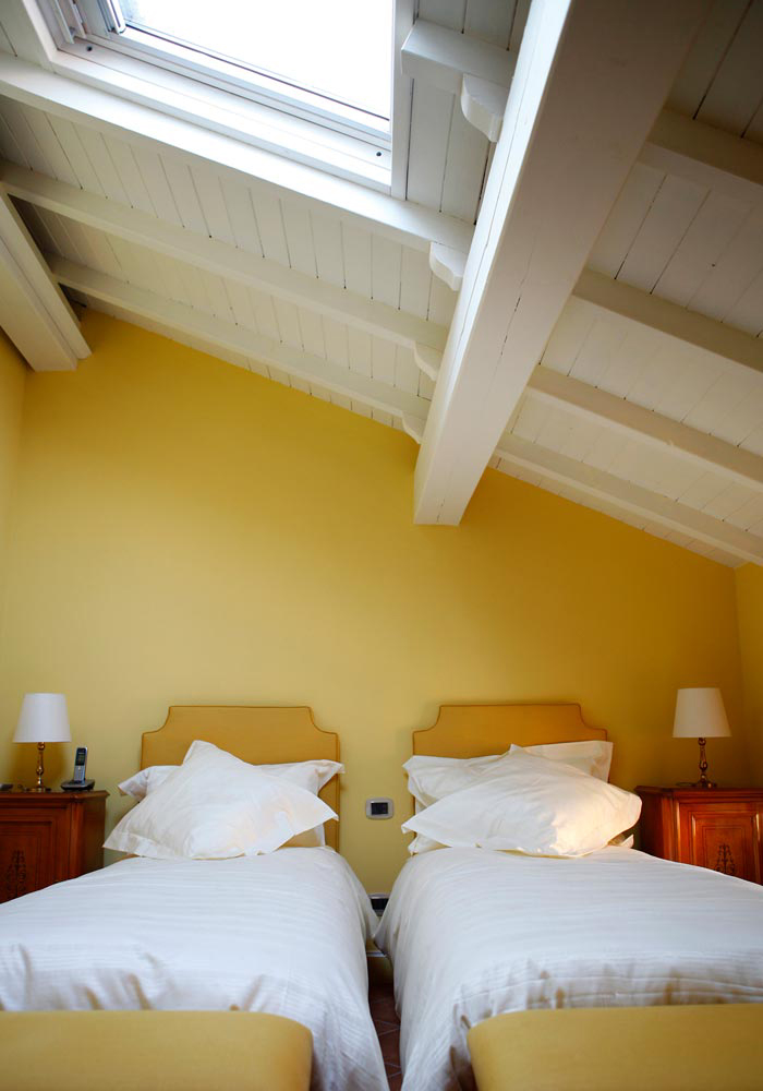 Dalia Superior with warm ochre tones and antique furnishings