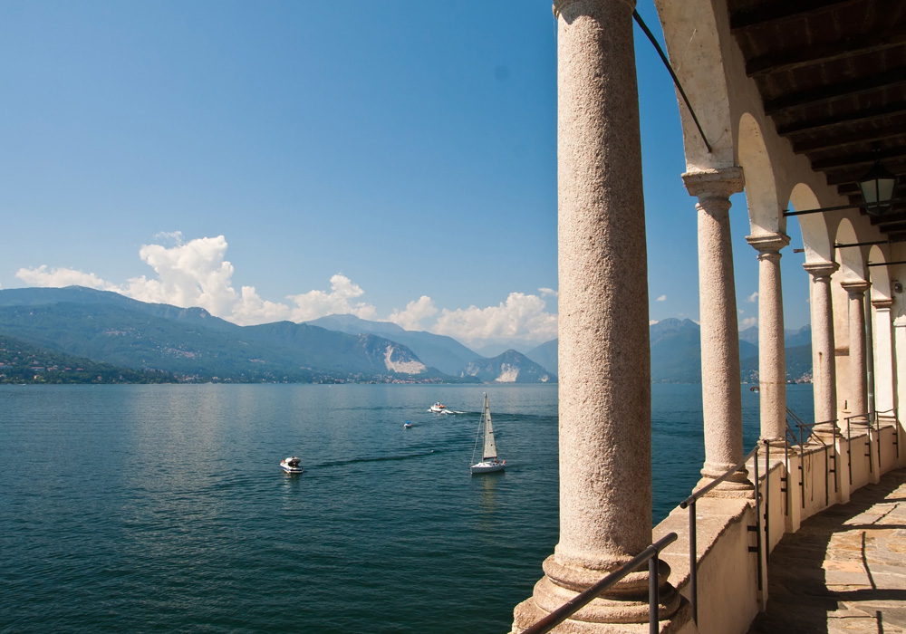 Colonnato affacciato sul Lago Maggiore, tra vele e montagne, a meno di un'ora da Lumellogno