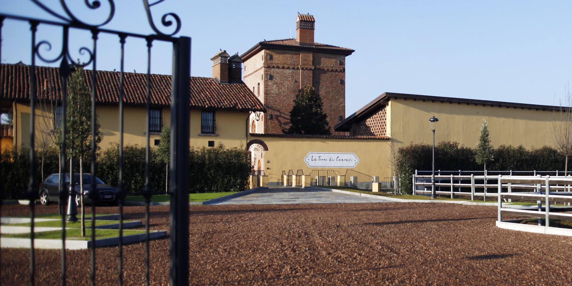 Piazzale interno della Torre dei Canonici a Lumellogno, dove gli Ospiti delle fiere lasciano l'auto, e la torre sullo sfondo