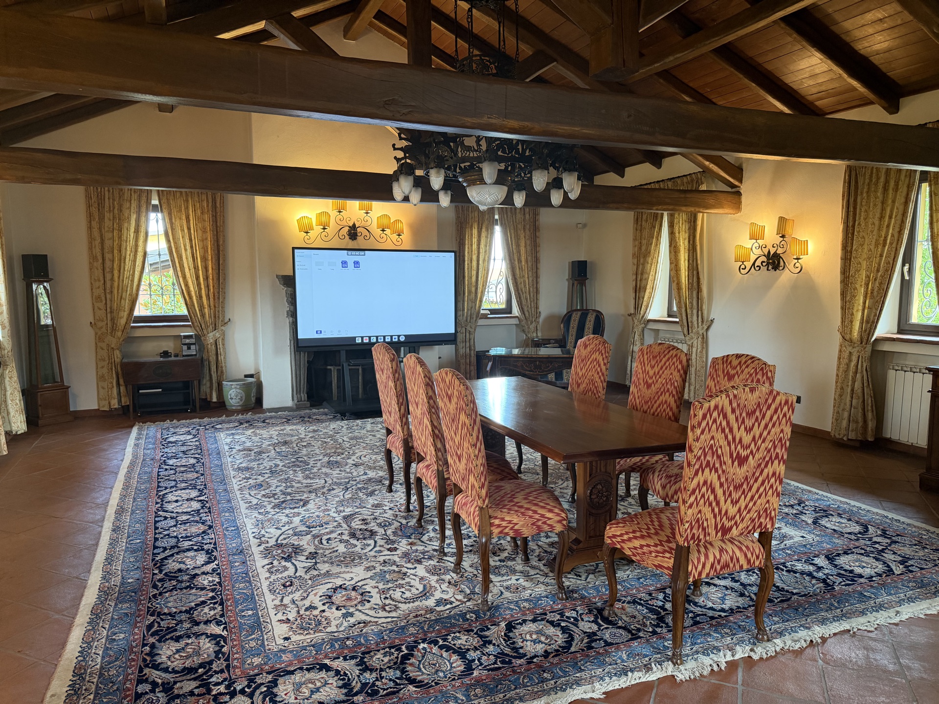 Sala al piano superiore dell'Antico Mulino della Torre dei Canonici, allestita a tavolo unico con lavagna interattiva accesa